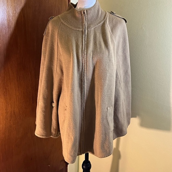 Big Buddha Women’s Camel Colored Sweater Style Pancho Size M/L - Picture 9 of 12